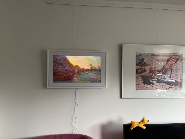 Meural aan de muur