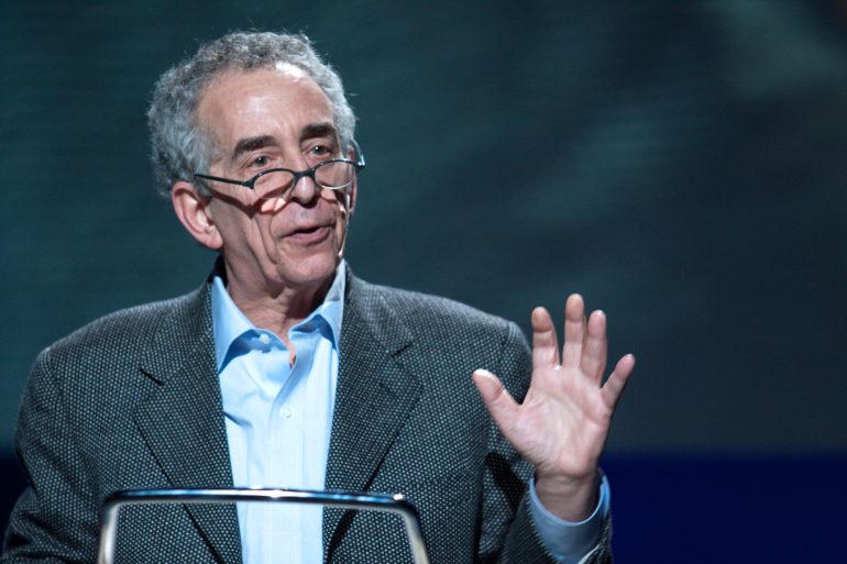 Foto van Barry Schwartz die een speech geeft