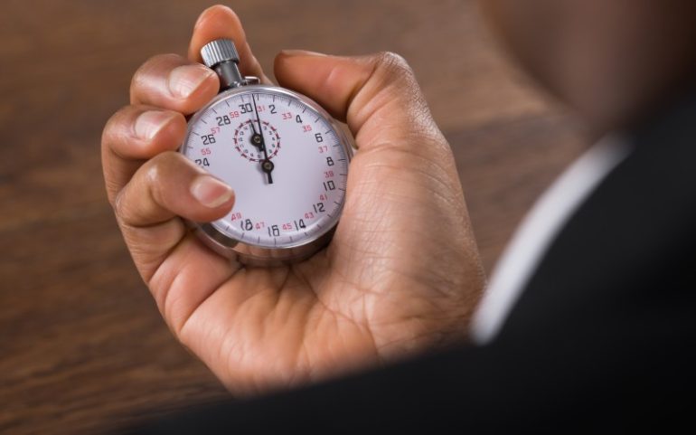 Persoon houdt stopwatch vast