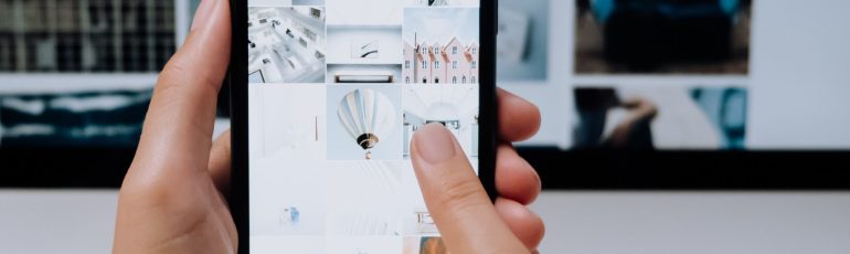 Persoon scrolt door een Instagram pagina heen over purpose.