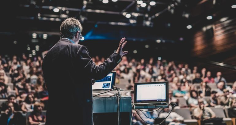 Spreker in het openbaar geeft een gesprek op Business Event