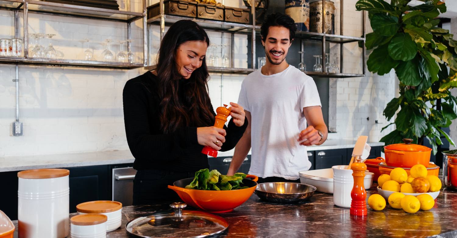 Twee mensen die koken als referentie naar contentmarketing.