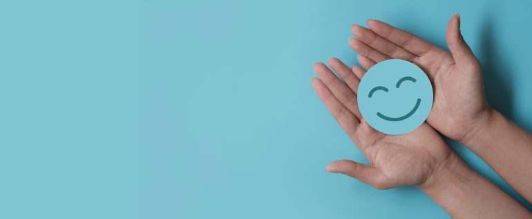 Blauw poppetje die lacht.
