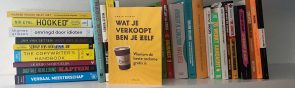 Boek op de boekenplank over gratis reclame.