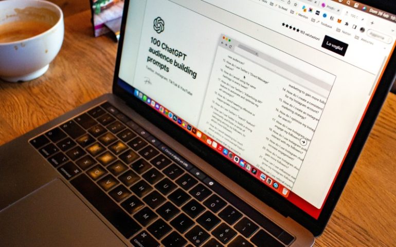 ChatGPT prompts op een laptop