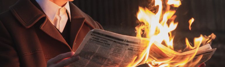 Krant in brand Bron: Danya Gutan / Pexels bij artikel over arbeidsmarktcommunicatie.
