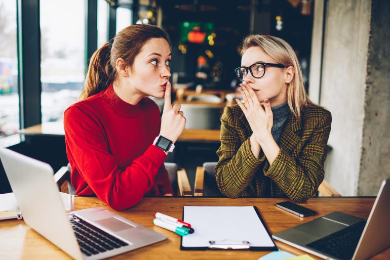 Roddelen vrouwen op werk