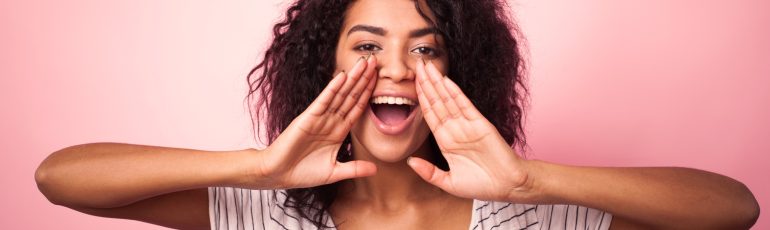 Roepende vrouw ter illustratie van stemgebruik bron Shutterstock