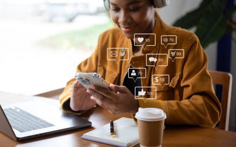 Vrouw op werkplek met symbolen van interactie op social media