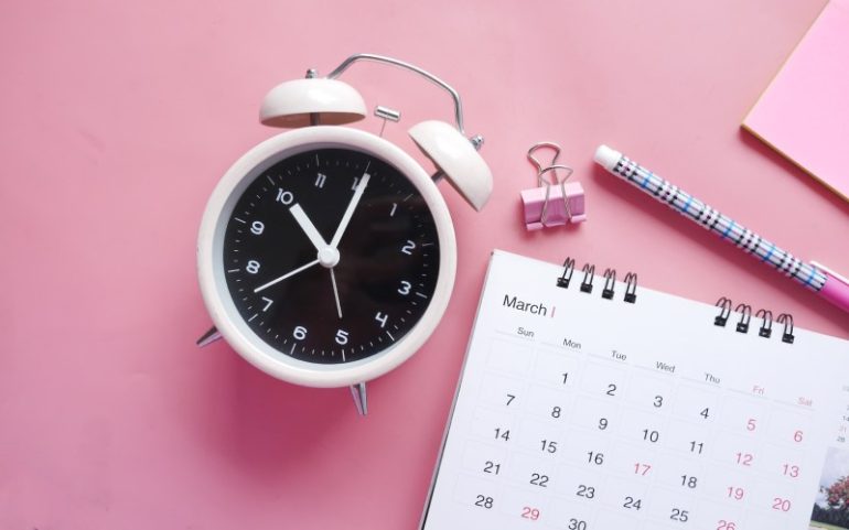 Wekker en kalender ter illustratie van posten op social media (1)