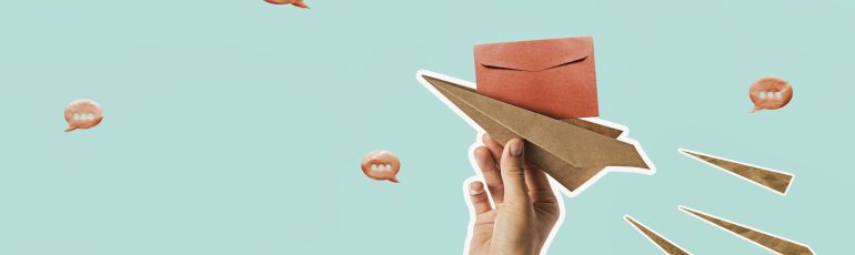 Papieren vliegtuig met envelop ertussen ter illustratie van berichten zenden via nieuwe WhatsApp-kanalen
