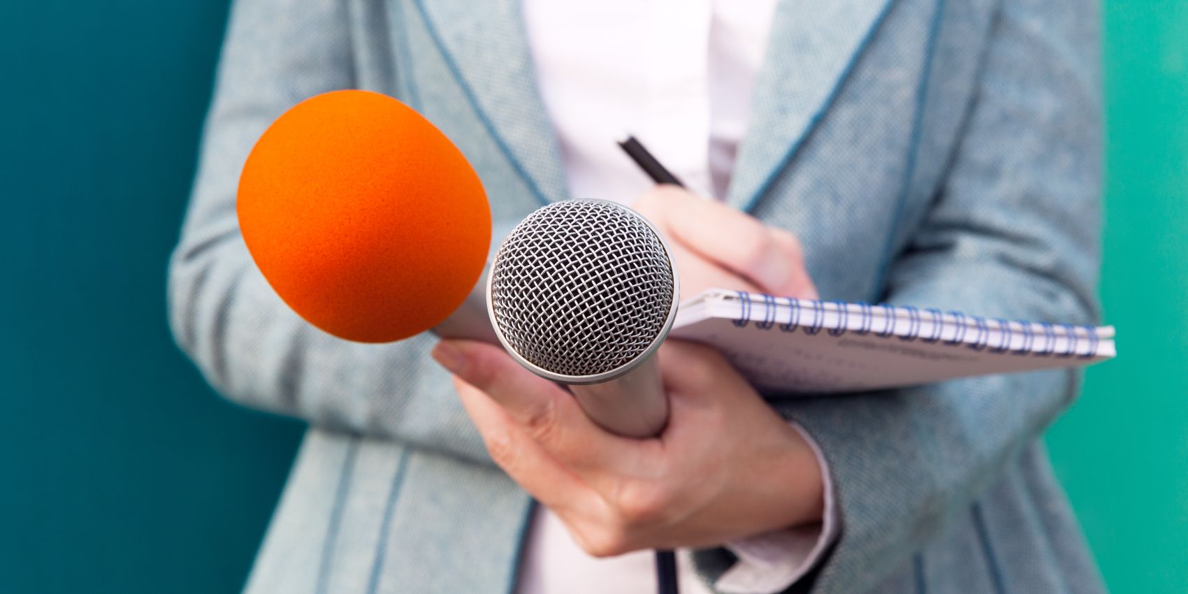 een journalist met een kladblokje.