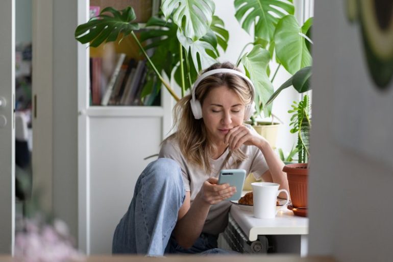 Luisteren met smartphone en koptelefoon bron: DimaBerlin / Shutterstock.com