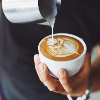 Bijna helft Nederlandse kantoorwerkers gaat alleen even voor kopje koffie naar kantoor