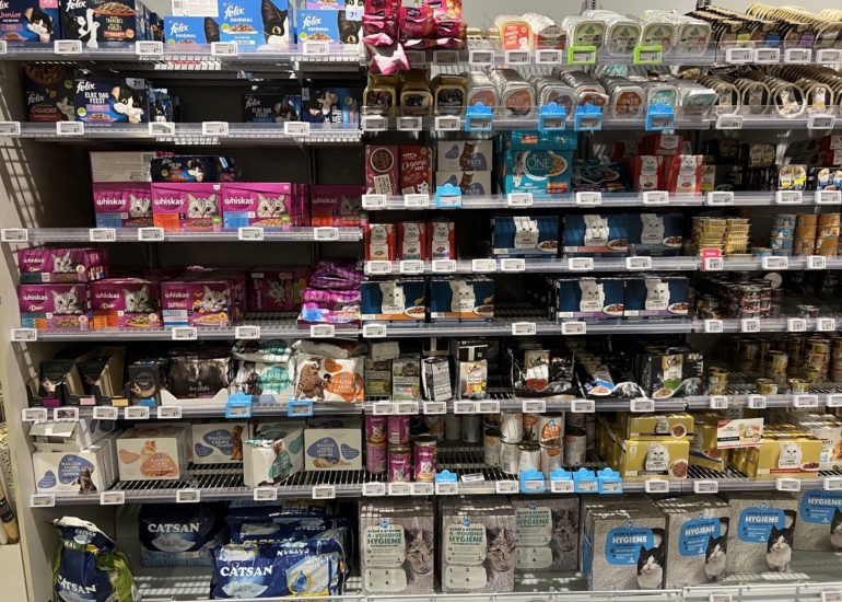 Kattenvoer in schap supermarkt