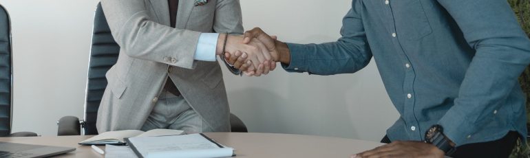 Twee mensen die elkaar de hand schudden