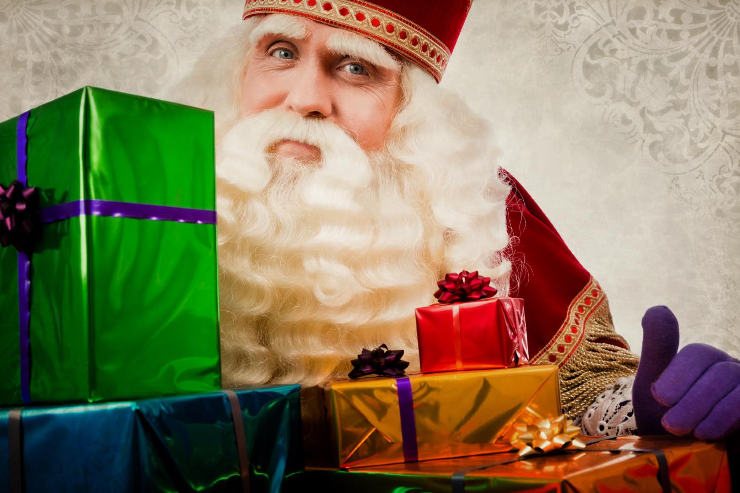 Sinterklaas met pakjes.