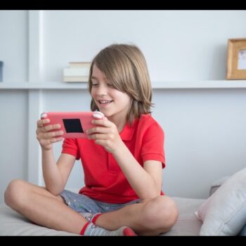 Negen van de tien ouders geeft aan dat het spelen van videogames voordelen oplevert voor hun kinderen