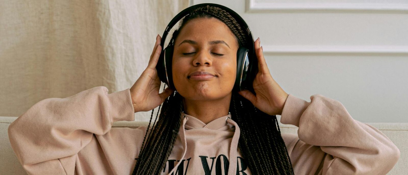 Ontspannen in de trein of op de bank? Dit zijn 11 inspirerende podcasts