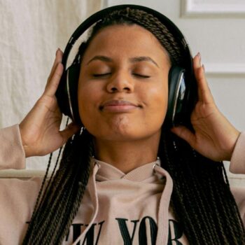 Ontspannen in de trein of op de bank? Dit zijn 11 inspirerende podcasts