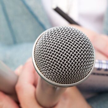 Lekken naar de pers: ongelukje, of een meesterlijke mediastrategie?