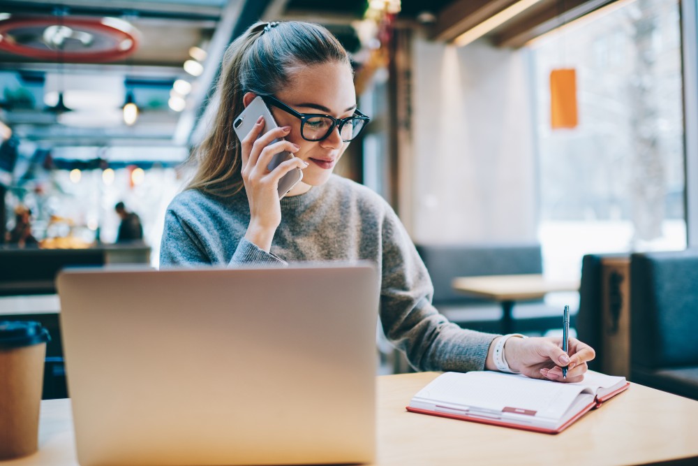 Vrouw aan de telefoon.