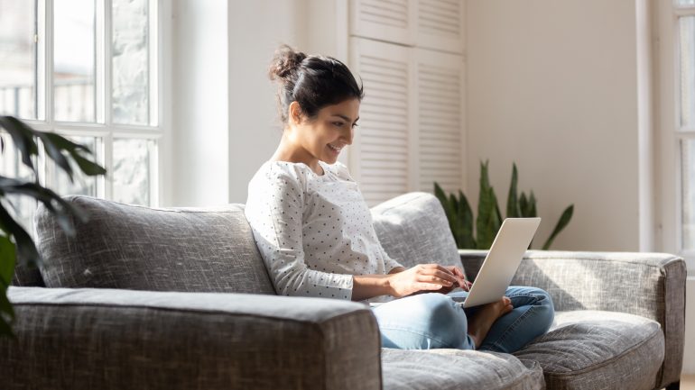 Laptop op de bank bron: fizkes / Shutterstock
