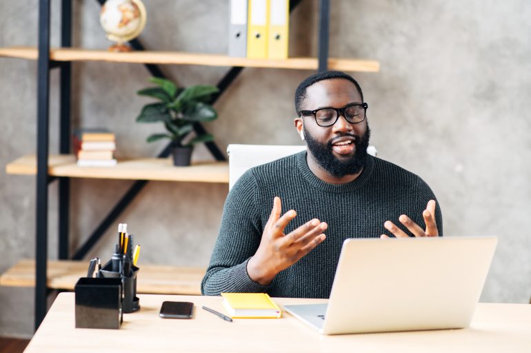 Een online gesprek bron: Vadym Pastukh / Shutterstock