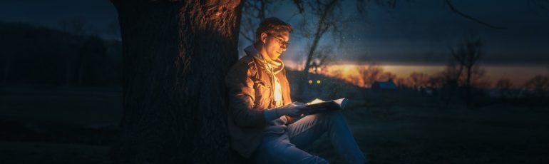 Iemand die leest over storytelling.