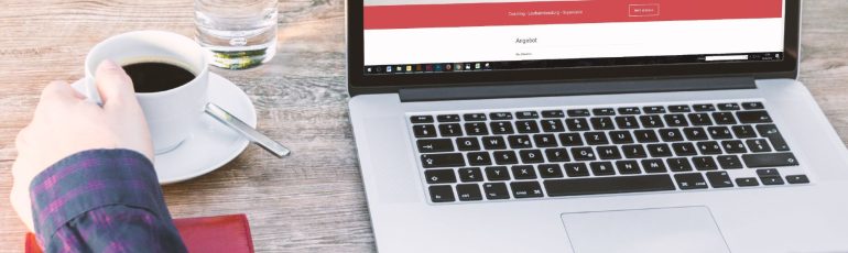 Computer toetsenbord met daarnaast kop koffie. Bron: Pixabay via Pexels.com
