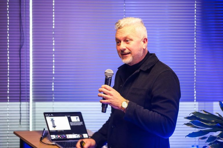 Menno presenteert op het VIA event