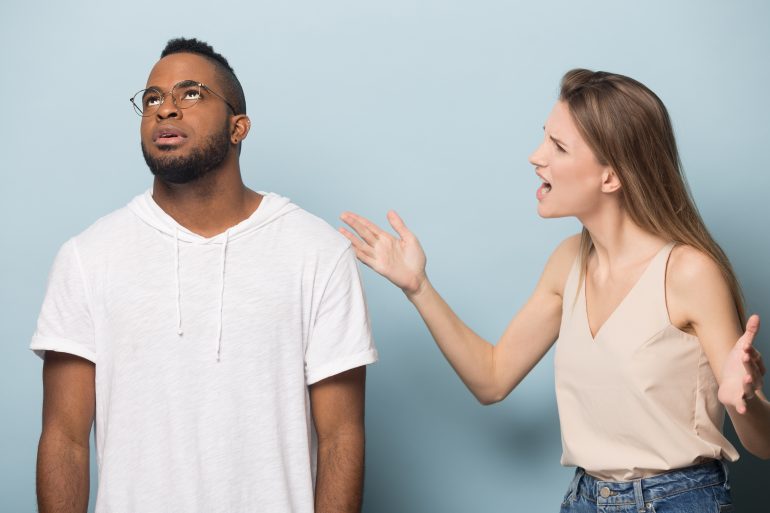 Confrontatie aangaan na ongemakkelijkheid bron: fizkes / Shutterstock