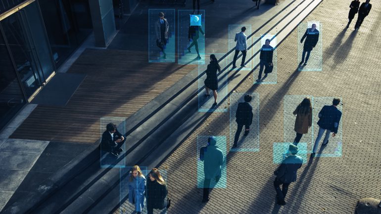 Mensen op een plein zijn geselecteerd door een securitycamera