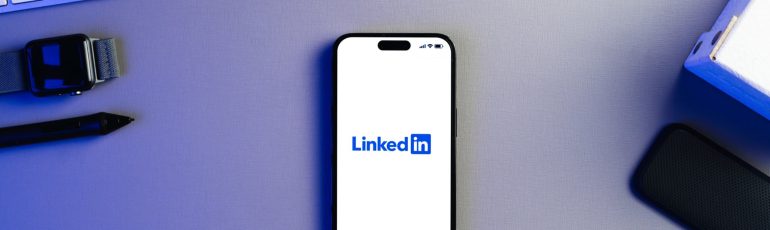 Afbeelding van een telefoon met LinkedIn.