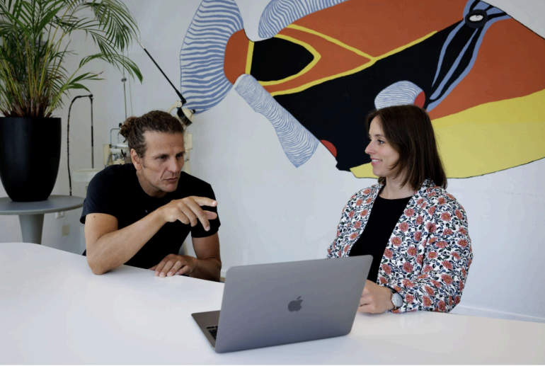 Praktijk Kiesz achter een laptopscherm