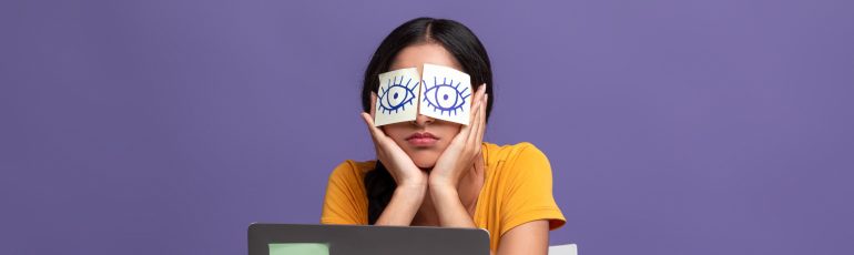 vrouw met notes voor haar ogen aan het werk