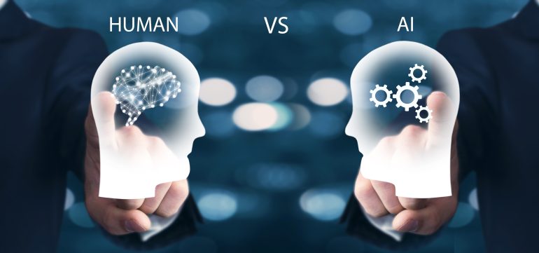 Kunstmatige en menselijke intelligentie tegenover elkaar gesteld. Twee breinen, één met tandwielen, de ander een normale.