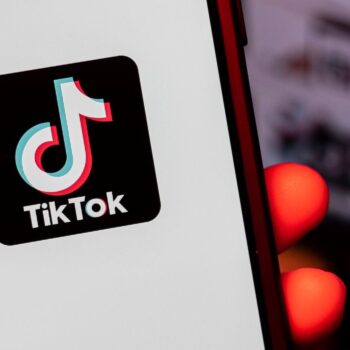 Creators opgelet! TikTok labelt vanaf nu AI-content