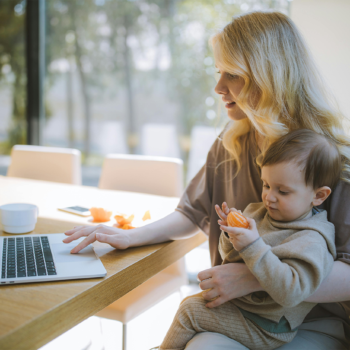 Remote werken cruciaal voor werkende ouders, maar werkgevers blijven achter