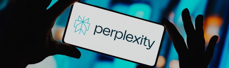 Perplexity logo op mobiele telefoon.