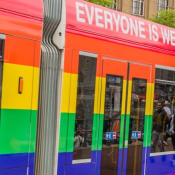 Een tram door je strot: in 6 seconden van welkom naar haat