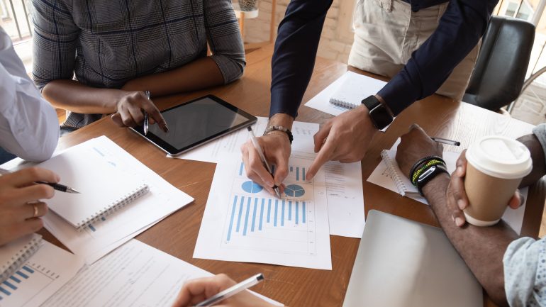 Samen met een team data analyseren bron: fizkes / Shutterstock