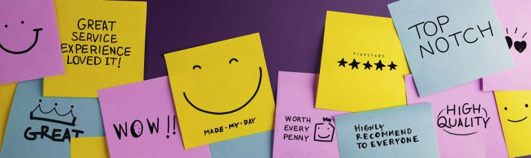 Tevreden klanten uitgedrukt op post-its