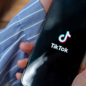 Gen Z schrijft, boomers lezen: de nieuwe TikTok-trend die iedereen probeert