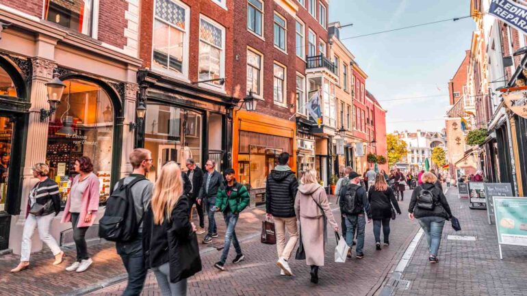 Mensen die door een stad lopen