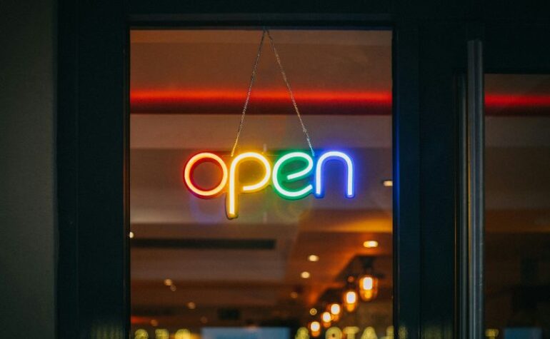 Bordje met Open erop