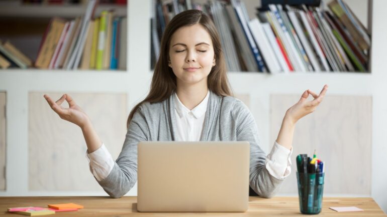 Zen achter laptop