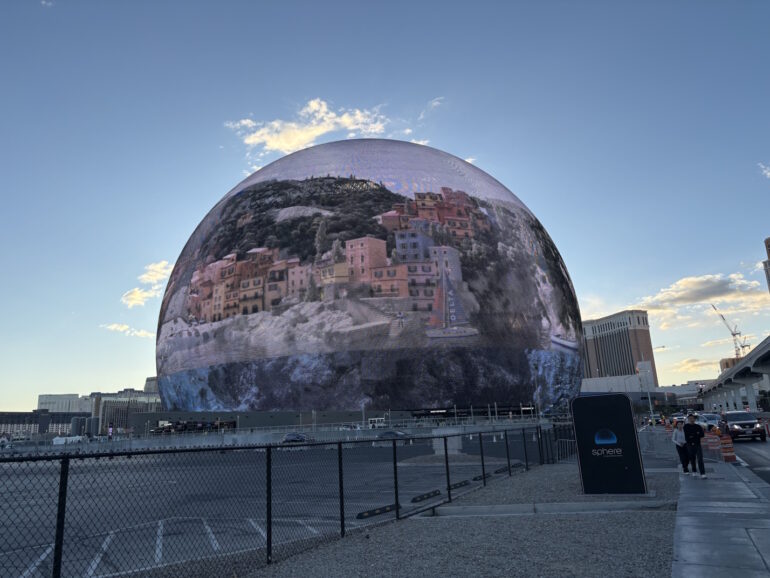 De Sphere is en blijft een opvallend object.