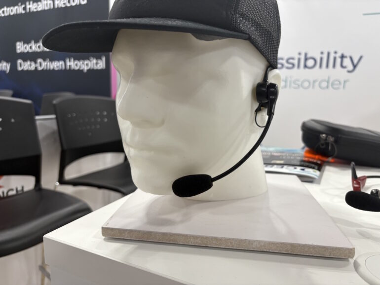 Fluister in de microfoon met de headset van Skyted.