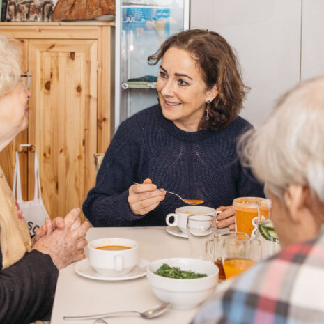 Stichting Oma’s Soep verwelkomt burgemeester Halsema voor kookdag in Amsterdam